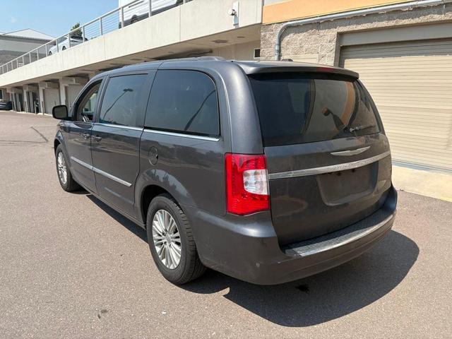 Photo of 2015 Granite Crystal Metallic Clearcoat Chrysler Town & Country
