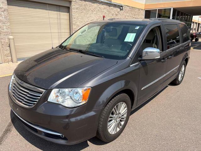 Photo of 2015 Granite Crystal Metallic Clearcoat Chrysler Town & Country