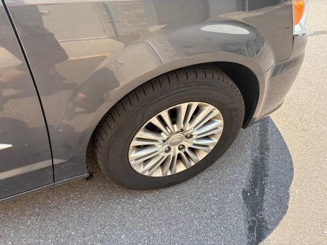 Photo of 2015 Granite Crystal Metallic Clearcoat Chrysler Town & Country