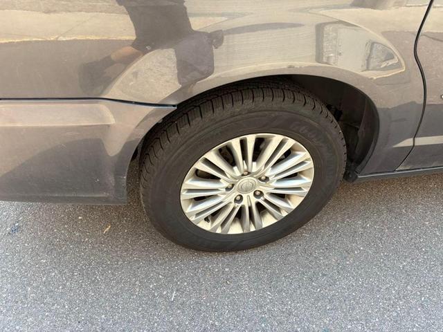 Photo of 2015 Granite Crystal Metallic Clearcoat Chrysler Town & Country
