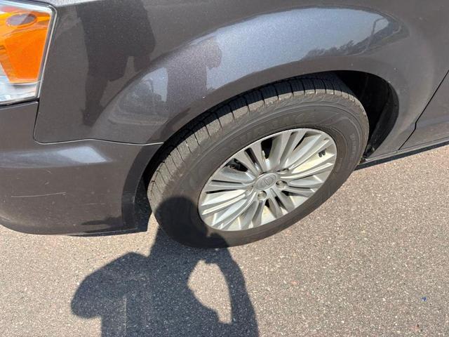 Photo of 2015 Granite Crystal Metallic Clearcoat Chrysler Town & Country