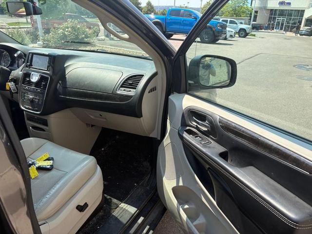 Photo of 2015 Granite Crystal Metallic Clearcoat Chrysler Town & Country
