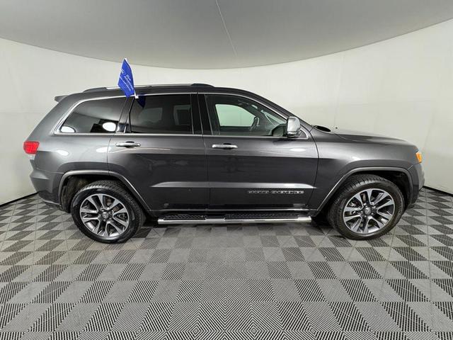 Photo of 2017 Granite Crystal Metallic Clearcoat Jeep Grand Cherokee