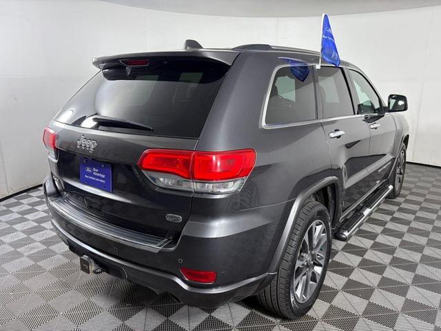 Photo of 2017 Granite Crystal Metallic Clearcoat Jeep Grand Cherokee