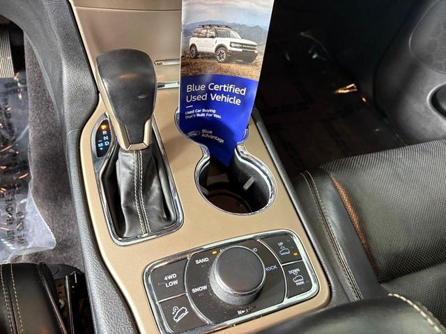 Photo of 2017 Granite Crystal Metallic Clearcoat Jeep Grand Cherokee