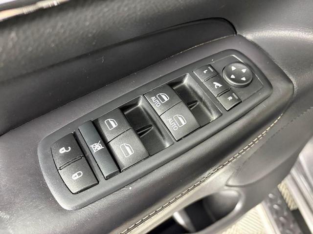 Photo of 2017 Granite Crystal Metallic Clearcoat Jeep Grand Cherokee