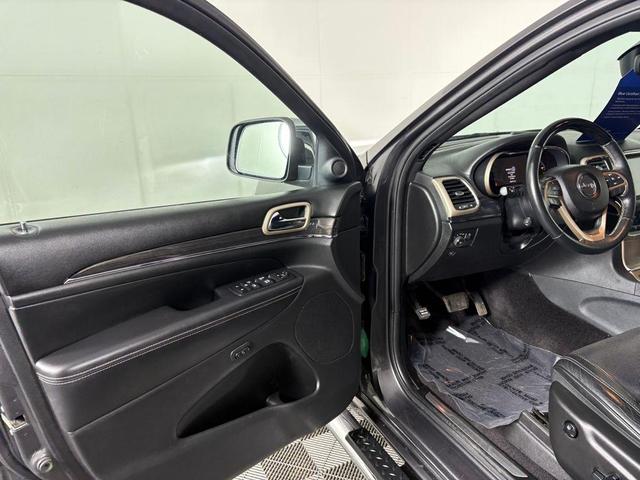 Photo of 2017 Granite Crystal Metallic Clearcoat Jeep Grand Cherokee