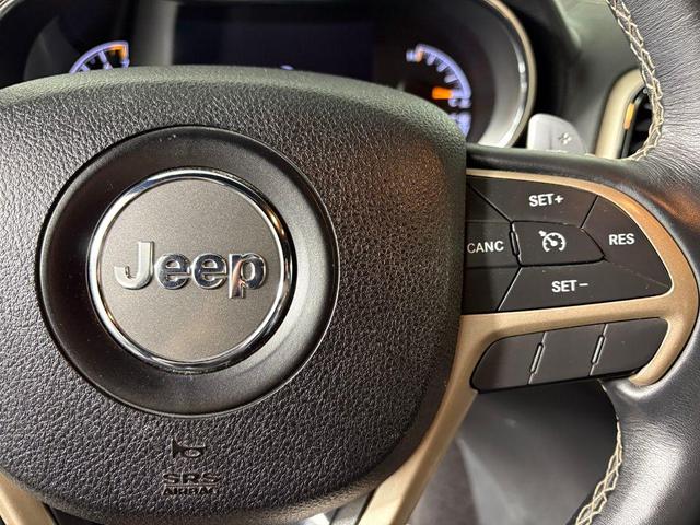 Photo of 2017 Granite Crystal Metallic Clearcoat Jeep Grand Cherokee