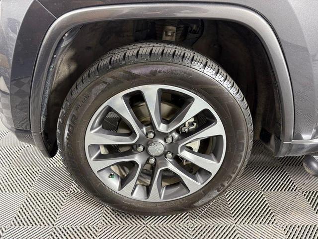 Photo of 2017 Granite Crystal Metallic Clearcoat Jeep Grand Cherokee