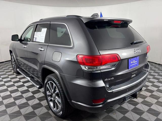 Photo of 2017 Granite Crystal Metallic Clearcoat Jeep Grand Cherokee