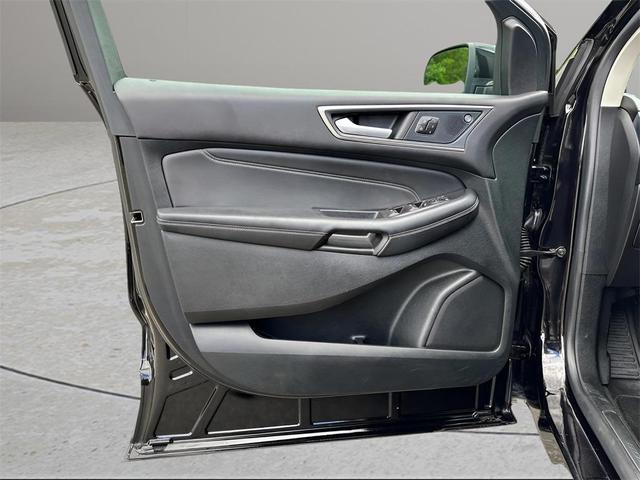Photo of 2024 Black Metallic Ford Edge
