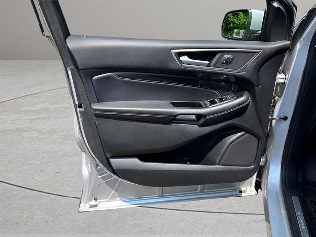 Photo of 2016 Ingot Silver Ford Edge