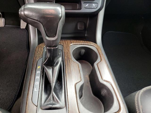 Photo of 2018 White GMC Canyon