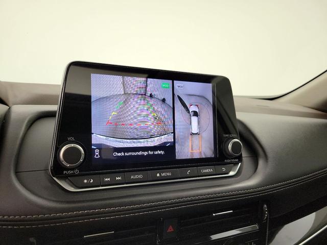 Photo of 2023 White Nissan Rogue