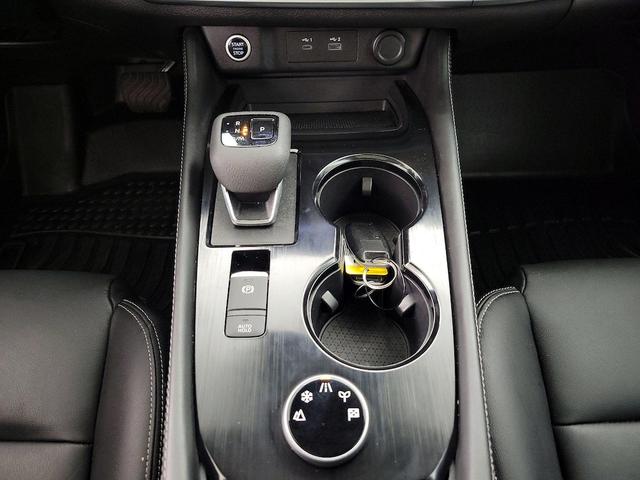 Photo of 2023 White Nissan Rogue