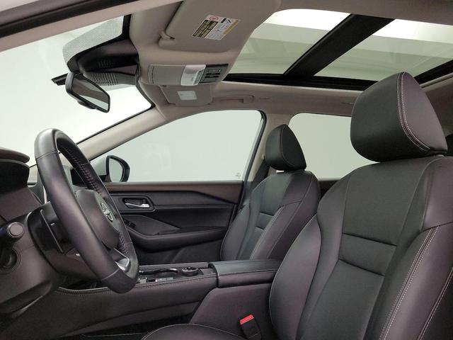 Photo of 2023 White Nissan Rogue