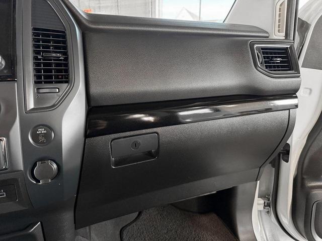 Photo of 2022 Glacier White Nissan Titan