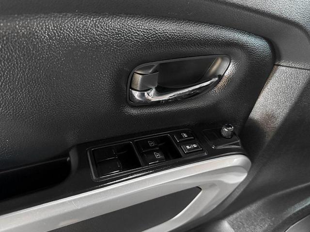 Photo of 2022 Glacier White Nissan Titan