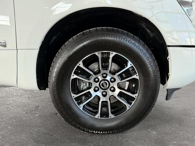Photo of 2022 Glacier White Nissan Titan
