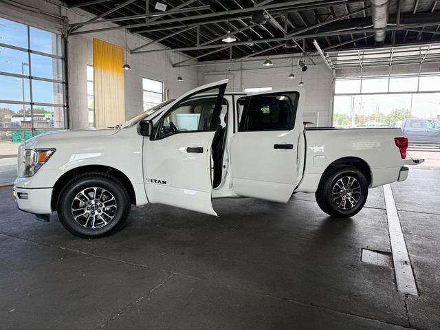 Photo of 2022 Glacier White Nissan Titan