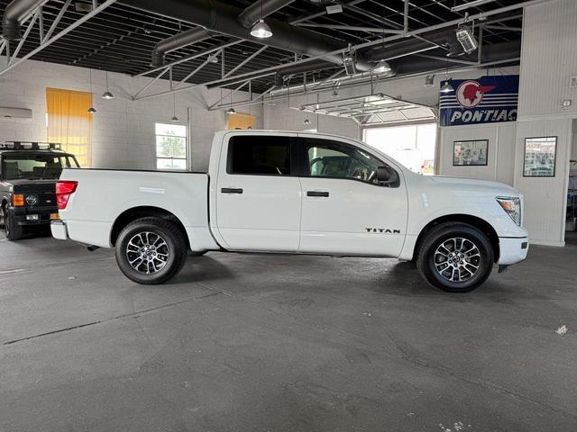 Photo of 2022 Glacier White Nissan Titan