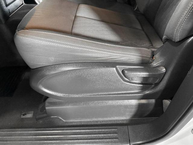 Photo of 2022 Glacier White Nissan Titan