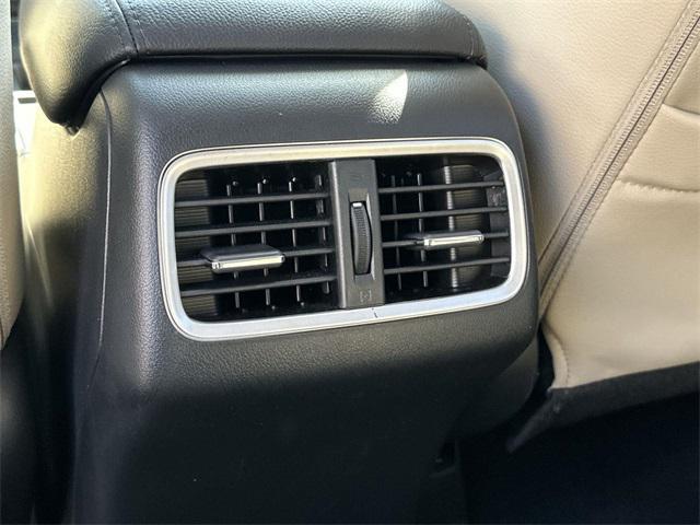 Photo of 2016 White Diamond Pearl Honda CR-V