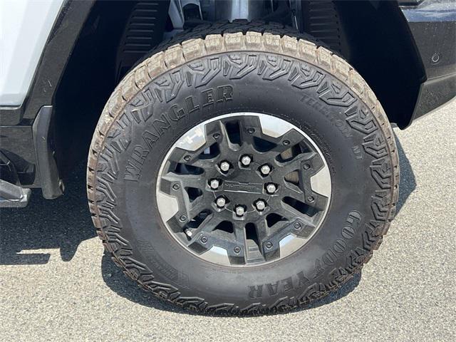 Photo of 2025 Interstellar White GMC HUMMER EV Pickup