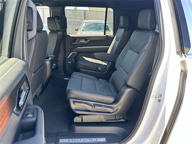 Photo of 2025 Summit White GMC Yukon XL