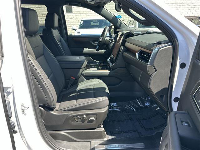 Photo of 2025 Summit White GMC Yukon XL