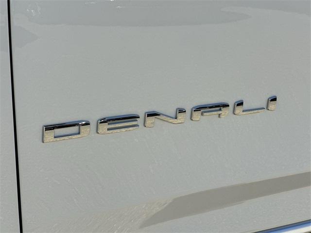 Photo of 2025 Summit White GMC Yukon XL