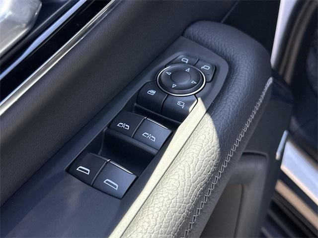 Photo of 2025 Summit White GMC Yukon XL