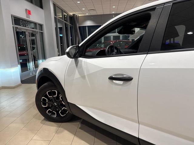 Photo of 2024 Atlas White Hyundai SANTA CRUZ