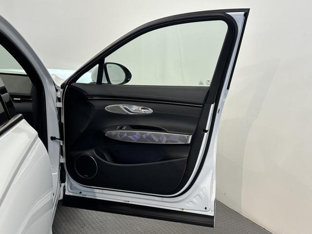 Photo of 2025 Alta White Genesis GV70