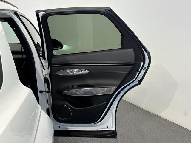 Photo of 2025 Alta White Genesis GV70