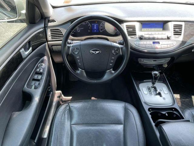 Photo of 2013 Platinum Metallic Hyundai Genesis