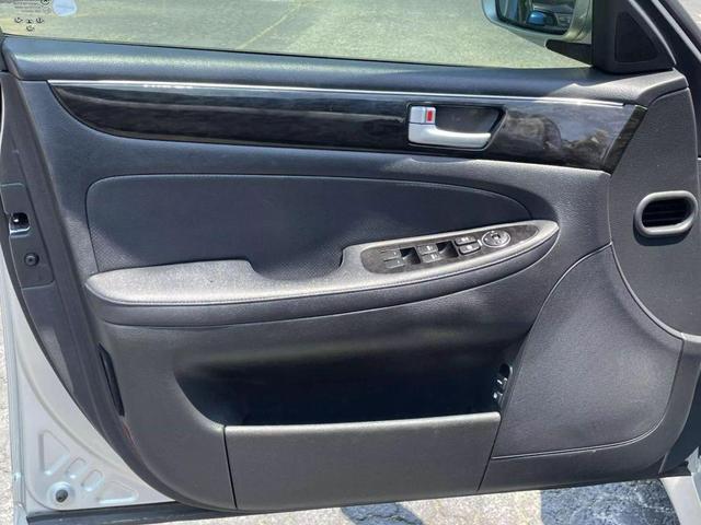 Photo of 2013 Platinum Metallic Hyundai Genesis
