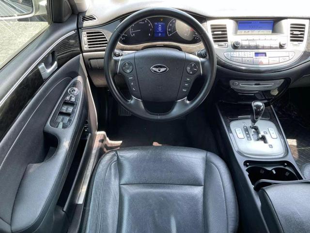 Photo of 2013 Platinum Metallic Hyundai Genesis