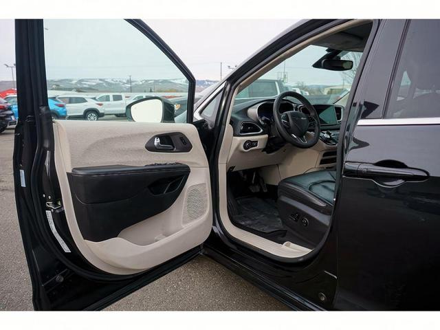 Photo of 2022 Brilliant Black Crystal Pearlcoat Chrysler Pacifica