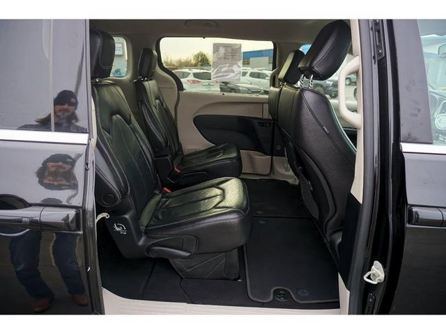 Photo of 2022 Brilliant Black Crystal Pearlcoat Chrysler Pacifica
