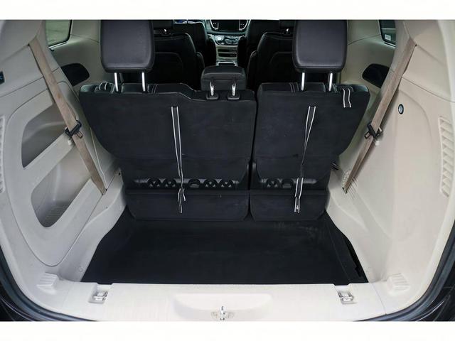 Photo of 2022 Brilliant Black Crystal Pearlcoat Chrysler Pacifica
