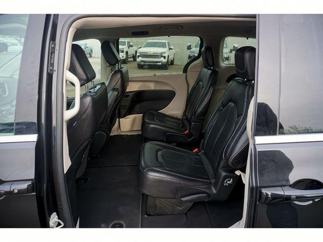 Photo of 2022 Brilliant Black Crystal Pearlcoat Chrysler Pacifica