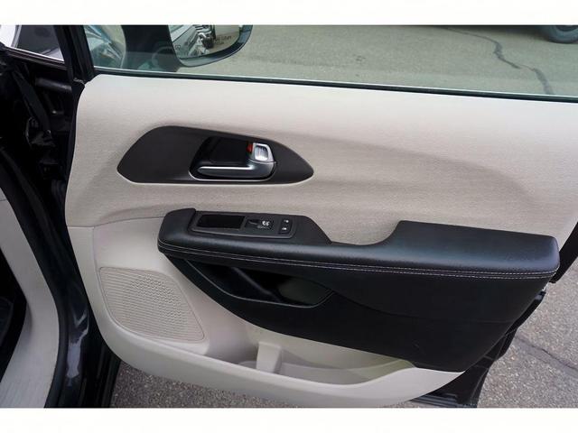 Photo of 2022 Brilliant Black Crystal Pearlcoat Chrysler Pacifica