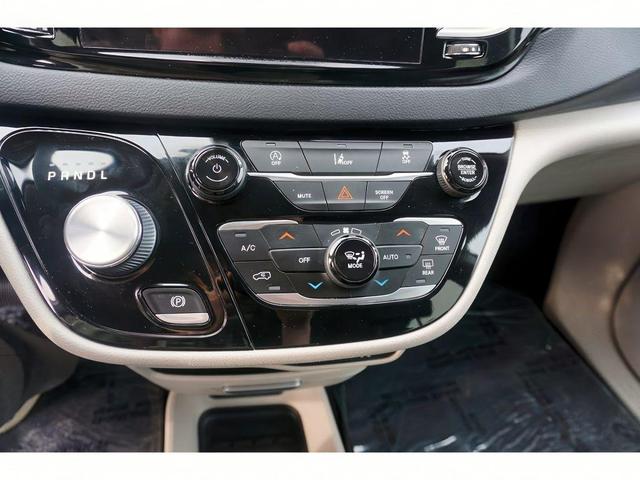 Photo of 2022 Brilliant Black Crystal Pearlcoat Chrysler Pacifica