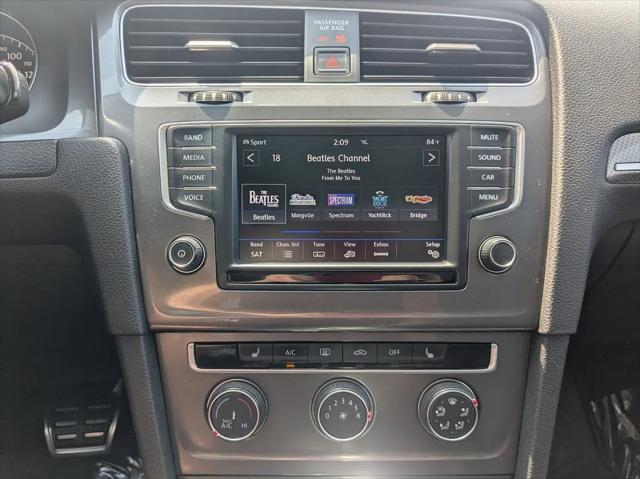 Photo of 2017 White Volkswagen Golf Alltrack