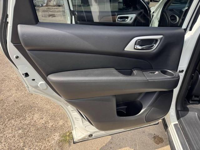 Photo of 2018 Pearl White Nissan Pathfinder
