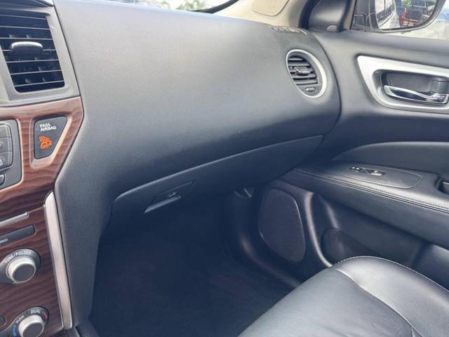 Photo of 2018 Pearl White Nissan Pathfinder