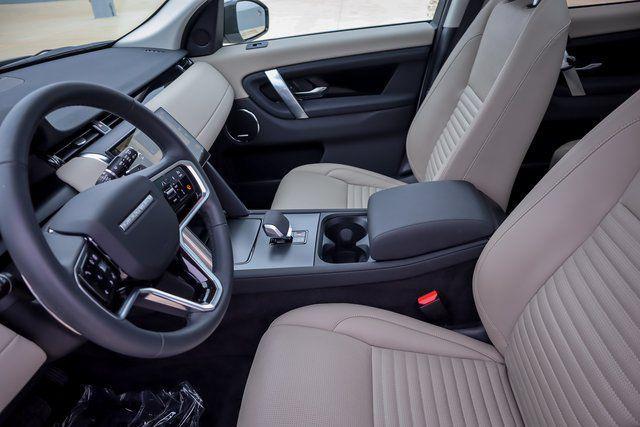 Photo of 2024 Fuji White Land Rover Discovery Sport