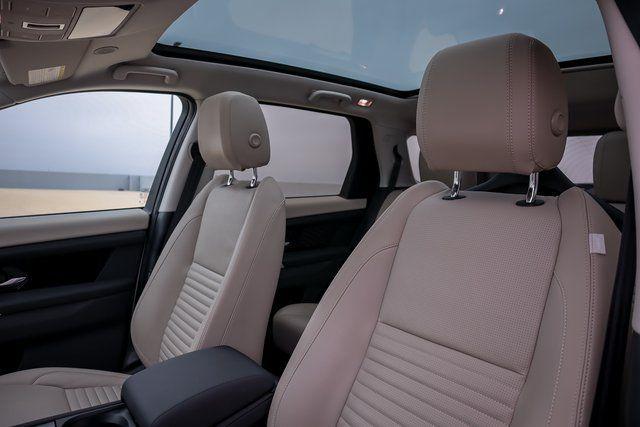 Photo of 2024 Fuji White Land Rover Discovery Sport