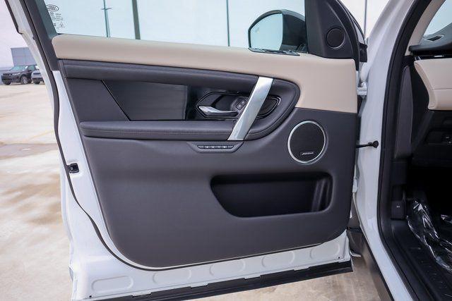Photo of 2024 Fuji White Land Rover Discovery Sport